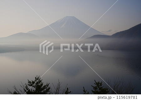 日本 山梨県 富士宮市 本栖湖 朝の富士山 115619781