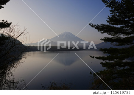 日本 山梨県 富士宮市 本栖湖 朝の富士山 115619785