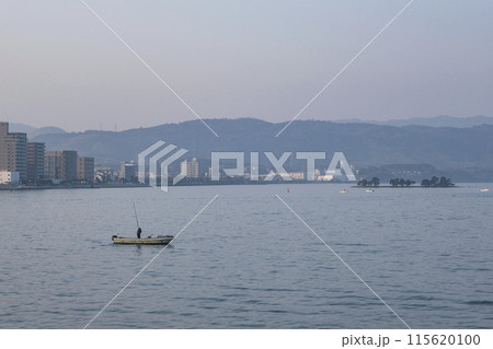 早朝の宍道湖へ漁に出る漁船 115620100