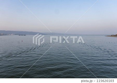 早朝の宍道湖へ漁に出る漁船 早朝の宍道湖へ漁に出る漁船 115620103