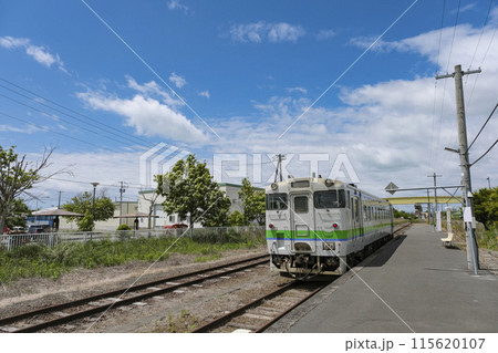 日高本線の終着駅に到着した普通列車 115620107
