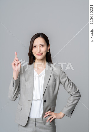 若いビジネスウーマン 若いビジネスウーマン 115620221