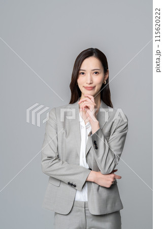 若いビジネスウーマン 若いビジネスウーマン 115620222
