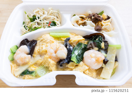 おいしい中華料理、エビと卵と野菜炒め おいしい中華料理、エビと卵と野菜炒め 115620251