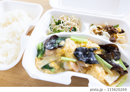 おいしい中華料理、海老と玉子と野菜炒め 115620269