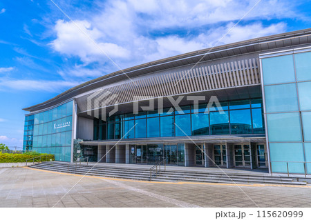 日本の横浜都市景観 横浜国際プールなどを望む 日本の横浜都市景観 横浜国際プールなどを望む 115620999