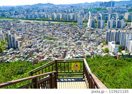 龍馬山(ヨンマサン)登山道とソウルの町並み【ソウル/中浪区】 115621185