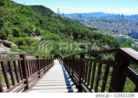 龍馬山(ヨンマサン)登山道とソウルの町並み【ソウル/中浪区】 115621186