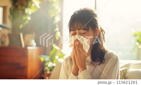 ティッシュで鼻をおさえる女性 115621201