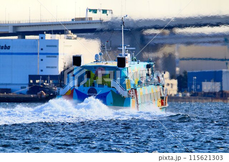 早朝の横浜港から千葉港へ… 高速船・ジェットホイル 早朝の横浜港から千葉港へ… 高速船・ジェットホイル 115621303
