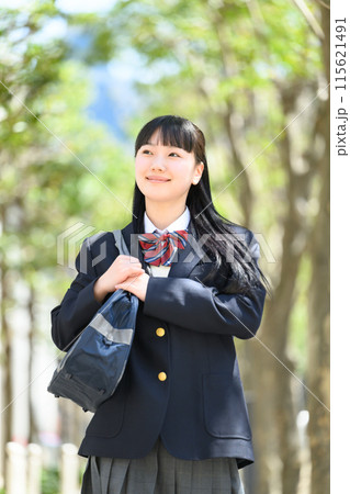 女子高生　通学　新緑　ポートレート 115621491