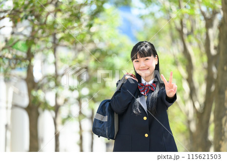 女子高生　通学　新緑　ピース 115621503