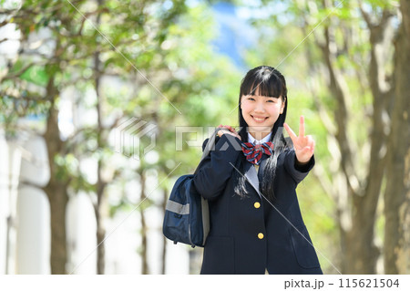 女子高生　通学　新緑　ピース 115621504