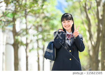 女子高生　通学　新緑　ピース 115621505