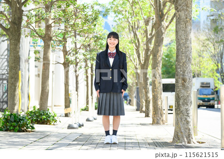 女子高生 通学 新緑 全身 女子高生 通学 新緑 全身 115621515