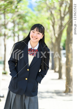女子高生　通学　新緑　ポートレート 115621522