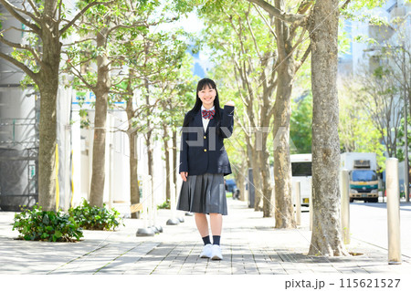 女子高生　通学　新緑　全身　ガッツポーズ 115621527