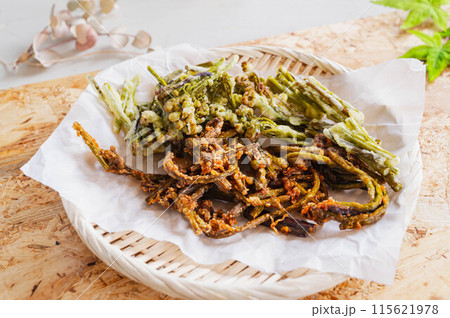 わらびの天ぷらと唐揚げ 115621978