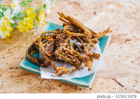 春の味覚　わらびの唐揚げ 115621979