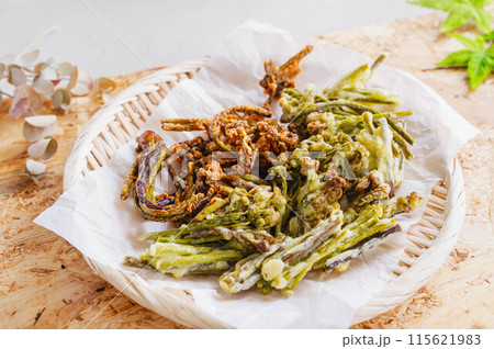 わらびの天ぷらと唐揚げ 115621983