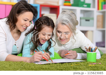 Portrait of cute girl grawing with mom and grandma  115623085