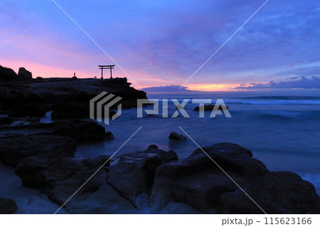 【静岡県】白濱神社・大明神岩の赤鳥居　夜明け 115623166