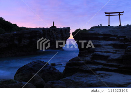 【静岡県】白濱神社・大明神岩の赤鳥居　夜明け 115623168
