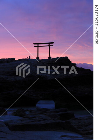 【静岡県】白濱神社・大明神岩の赤鳥居　夜明け 115623174