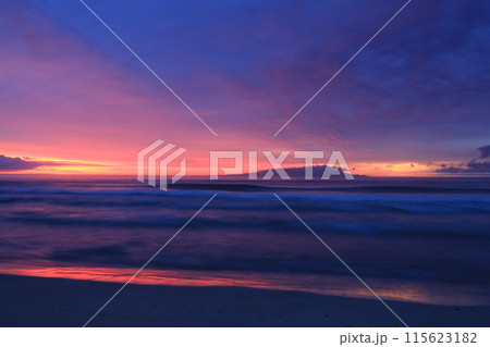 【静岡県】白濱神社・大明神岩の赤鳥居　夜明け 115623182