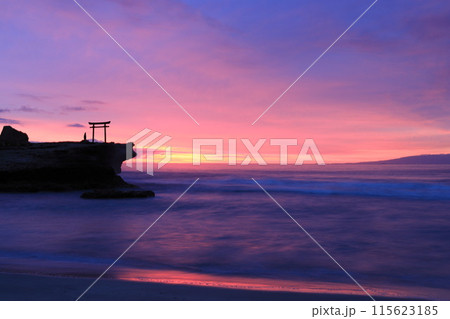 【静岡県】白濱神社・大明神岩の赤鳥居 夜明け 【静岡県】白濱神社・大明神岩の赤鳥居 夜明け 115623185