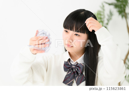 前髪を気にする女子高生　ぱっつん 115623861