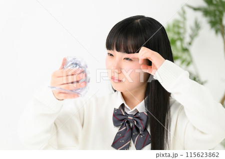 前髪を気にする女子高生 ぱっつん 前髪を気にする女子高生 ぱっつん 115623862