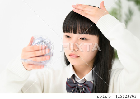 前髪を気にする女子高生　ぱっつん 115623863