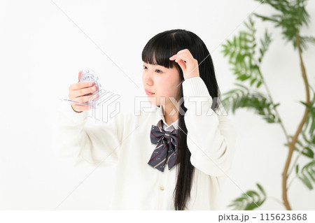 前髪を気にする女子高生　ぱっつん 115623868