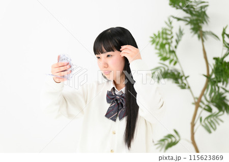 前髪を気にする女子高生　ぱっつん 115623869