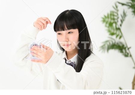 前髪を気にする女子高生　ぱっつん 115623870