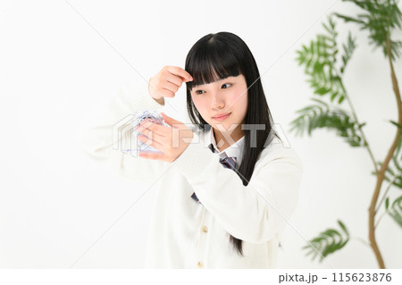 前髪を気にする女子高生　ぱっつん 115623876