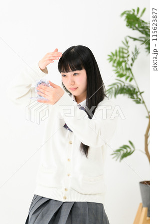 前髪を気にする女子高生　ぱっつん 115623877