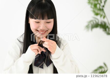 枝毛を気にする女子高生  枝毛を気にする女子高生  115623878