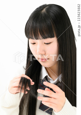 枝毛を気にする女子高生　 115623882