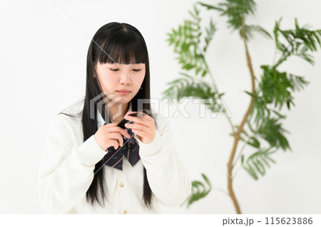 枝毛を気にする女子高生 枝毛を気にする女子高生 115623886