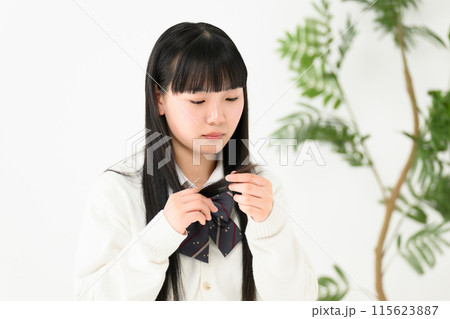 枝毛を気にする女子高生　 115623887