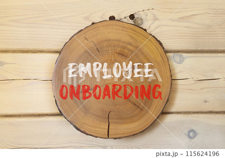 Employee onboarding symbol. Concept words Employee onboarding on beautiful wooden circle. Beautiful wooden wall background. Business employee onboarding concept. Copy space. 115624196