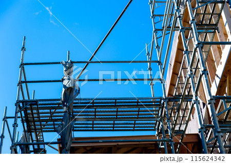 新築中の建築現場 木造二階建て住宅 建築中 新築中の建築現場 木造二階建て住宅 建築中 115624342
