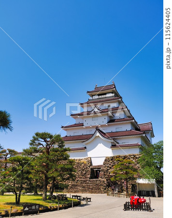夏の青空と鶴ヶ城(会津若松城)と赤べこ・福島県会津若松市 夏の青空と鶴ヶ城(会津若松城)と赤べこ・福島県会津若松市 115624405