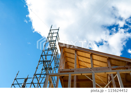 新築中の建築現場　木造二階建て住宅　建築中 115624452