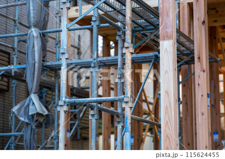 新築中の建築現場 木造二階建て住宅 建築中 新築中の建築現場 木造二階建て住宅 建築中 115624455