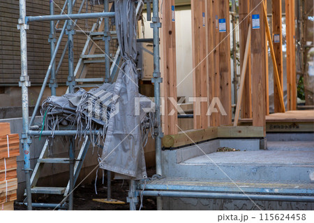 新築中の建築現場 木造二階建て住宅 建築中 新築中の建築現場 木造二階建て住宅 建築中 115624458