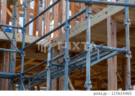 新築中の建築現場 木造二階建て住宅 建築中 新築中の建築現場 木造二階建て住宅 建築中 115624460