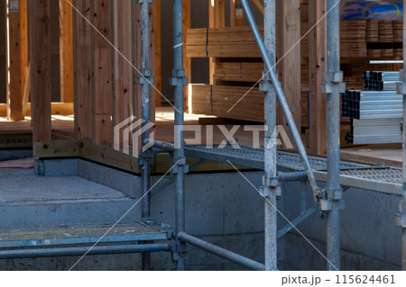 新築中の建築現場 木造二階建て住宅 建築中 新築中の建築現場 木造二階建て住宅 建築中 115624461